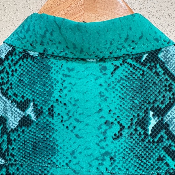 Equipment Silk Blouse Kelly Green Snake Print - Picture 10 of 14
